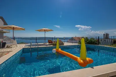 Image de Appartement méditerranéen avec vue sur la mer, piscine privée, Bbq, garage, machine à laver