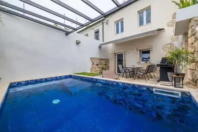 Image de Maison pittoresque en pierre avec piscine privée, Bbq, machine à laver, chaises longues, chambres climatisées