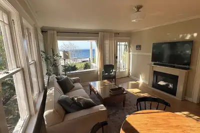 Image de Alki Coastal Charm: Stunning Views, Steps to Beach