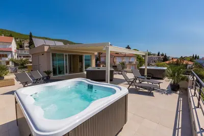 Image de Appartement exquis à seulement 100 mètres de la plage avec sauna, jacuzzi, vue sur la mer