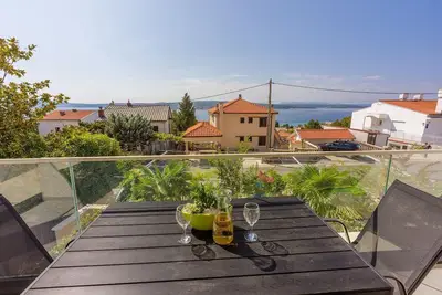 Image de Impressionnant appartement à seulement 500 mètres de la plage avec vue sur la mer, sauna, gymnase, piscine