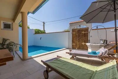Image de Charmante villa avec piscine privée chauffée, Bbq, aire de jeux, machine à laver