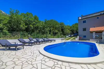 Image de Villa à couper le souffle avec jacuzzi, piscine privée, douche extérieure, salle de fitness, machine à laver