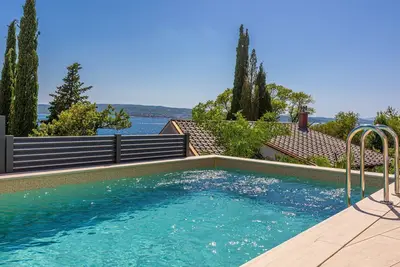 Image de Appartement exquis en bord de mer avec piscine, vue sur la mer, balcon privé, chaises longues