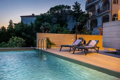 Image de Appartement époustouflant en bord de mer avec piscine, vue sur la mer, douche extérieure, chaises longues