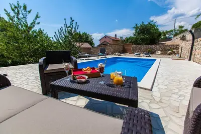 Image de Maison rustique en pierre avec piscine privée, barbecue, terrasse, chaises longues, douche extérieure