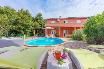 Image de Maison de vacances accueillante pour les chiens avec aire de jeux, piscine privée, baby-foot, barbecue au charbon de bois