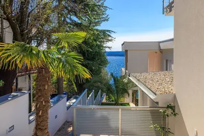 Image de Appartement moderne directement sur la plage avec douche extérieure, vue sur la mer, WiFi