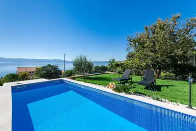 Image de Penthouse lumineux à seulement 300 mètres de la plage avec vue sur la mer, piscine, barbecue