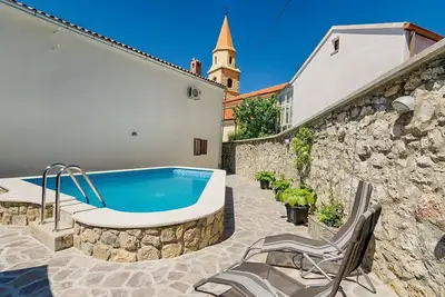 Image de Maison méditerranéenne en pierre avec grande terrasse, douche extérieure, piscine privée, lit bébé, lave-linge