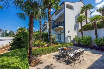 Image de Cozy appartement à seulement 350 mètres de la plage de sable avec terrasse privée et jardin méditerranéen