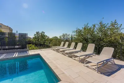 Image de Appartement pittoresque à seulement 700 mètres de la plage de sable avec une vue magnifique sur la mer, piscine, barbecue