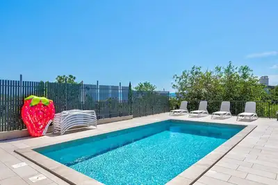 Image de Magnifique appartement à seulement 600 mètres de la plage avec vue sur la mer, piscine, barbecue, machine à laver
