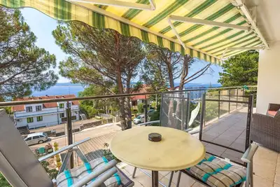 Image de Appartement confortable à seulement 200 mètres de la plage avec vue sur la mer, balcon privé avec chaises longues