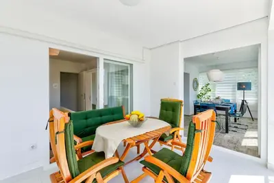 Image de Appartement rénové et moderne à seulement 200 mètres de la plage avec vue sur la mer, machine à laver, barbecue