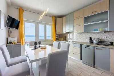Image de Charmant appartement à seulement 650 mètres de la plage de sable avec deux balcons privés et vue sur la mer.