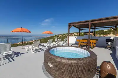 Image de Appartement impressionnant avec grande terrasse sur le toit, jacuzzi, vue sur la mer, barbecue, douche extérieure