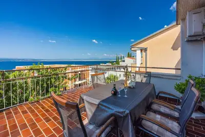 Image de Appartement confortable à seulement 250 mètres de la plage de sable avec terrasse privée sur le toit et vue sur la mer