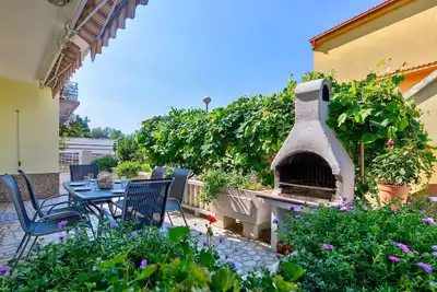 Image de Appartement adapté aux chiens à seulement 350 mètres de la plage de sable avec terrasse privée, barbecue en pierre, WiFi