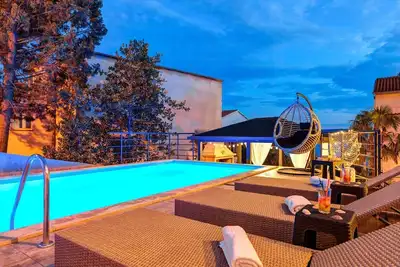 Image de Appartement pittoresque à seulement 150 mètres de la plage avec jacuzzi, piscine, vue sur la mer, billard