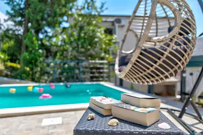 Image de Appartement lumineux à seulement 150 mètres de la plage avec jacuzzi, vue sur la mer, piscine, billard