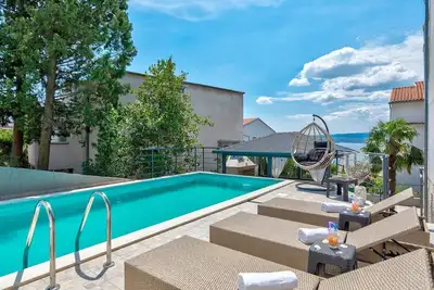 Image de Appartement rénové à seulement 150 mètres de la plage avec jacuzzi, vue sur la mer, piscine, table de billard
