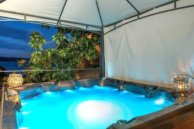 Image de Fascinant appartement à seulement 150 mètres de la plage avec jacuzzi, billard, piscine, barbecue
