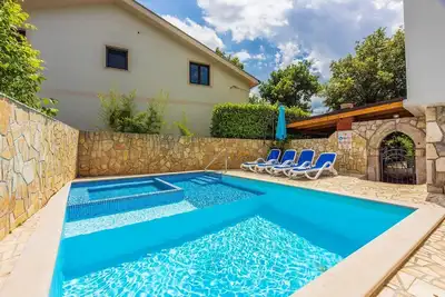 Appartement calme avec barbecue au charbon de bois, piscine avec fonction jacuzzi, lave-linge, sèche-linge