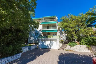 Image de Appartement idyllique à seulement 250 mètres de la plage avec vue sur la mer, terrasse privée, parking privé