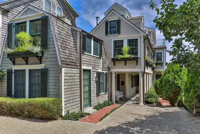 Image de West End Home with Waterfront & Rooftop Decks