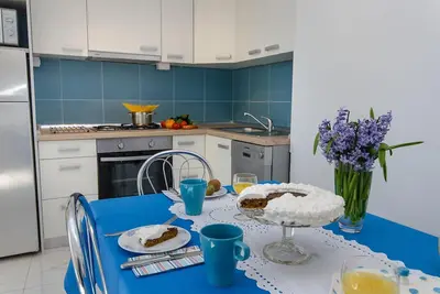 Image de Appartement moderne à seulement 350 mètres de la plage avec terrasse privée, lit bébé, barbecue électrique