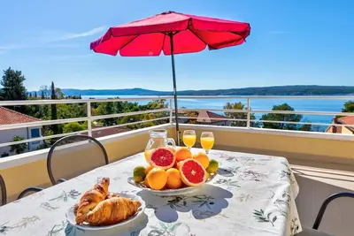 Image de Appartement unique à seulement 100 mètres de la plage de sable avec grande terrasse sur le toit, vue sur la mer, machine à laver