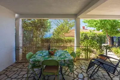 Image de Appartement idyllique à seulement 150 mètres de la plage avec terrasse privée, jardin, WiFi