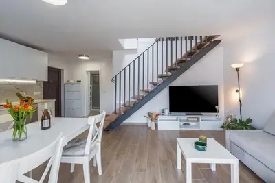 Image de Appartement exquis avec galerie privée, lit bébé, machine à laver et à seulement 700 mètres de la plage
