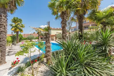 Image de Appartement confortable avec piscine de 60m2, lit bébé, machine à laver, espace barbecue - à seulement 800 mètres de la plage