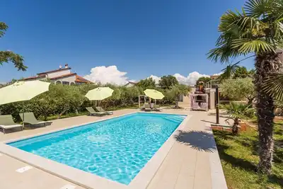 Image de Appartement idyllique à seulement 250 mètres de la plage avec piscine, vue sur la mer, zone de barbecue, chaises longues