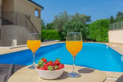 Image de Appartement de rêve à seulement 250 mètres de la plage avec vue sur la mer, piscine, espace barbecue, parking privé