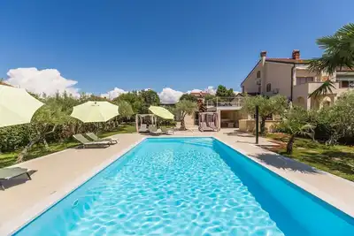 Image de Appartement lumineux à seulement 250 mètres de la plage avec vue sur la mer, piscine, barbecue, machine à laver