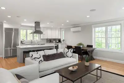 Image de Beautifully Appointed 3-Bedroom Apartment w/Roofdeck, Central Andover location