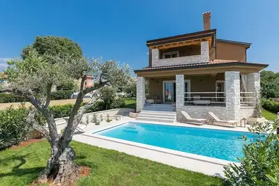 Image de Villa de rêve avec piscine privée chauffée, gymnase extérieur, vue sur la mer, dans les environs de vignobles