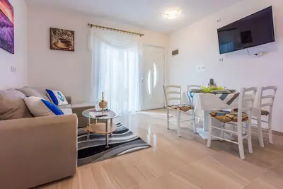 Image de Appartement rénové avec vue sur la mer, salle de fitness, lit bébé, espace barbecue
