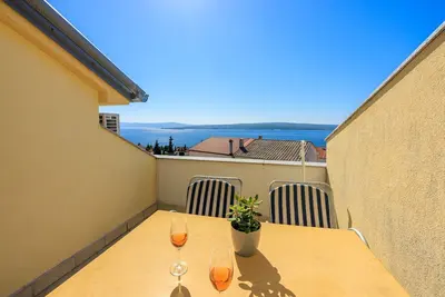 Image de Cozy appartement au dernier étage avec vue sur la mer, la climatisation, WiFi - à seulement 350 mètres de la plage