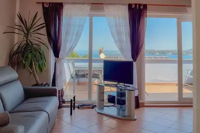 Image de Superbe appartement à seulement 50 mètres de la plage avec vue sur la mer, barbecue, machine à laver