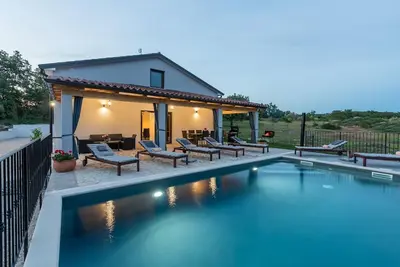 Image de Finca accueillant les chiens avec piscine privée chauffée, espace lounge, barbecue, machine à laver