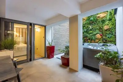 Image de Appartement extravagant avec jacuzzi, coin salon, barbecue, machine à laver