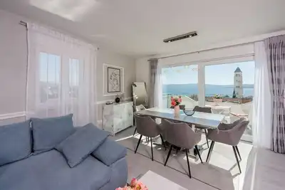 Image de Appartement exquis à seulement 350 mètres de la plage avec vue magnifique sur la mer, parking privé, WiFi
