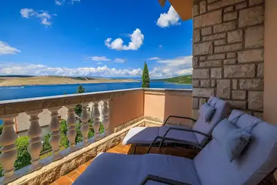 Image de Appartement moderne à seulement 100 mètres de la plage avec vue magnifique sur la mer, douche extérieure, barbecue