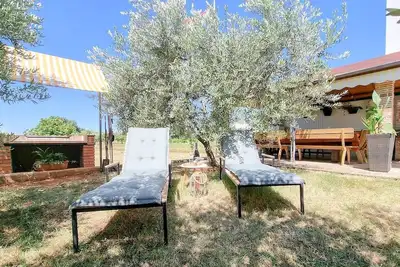 Image de Appartement lumineux avec vue sur la mer, pelouse, zone de barbecue, machine Ă laver
