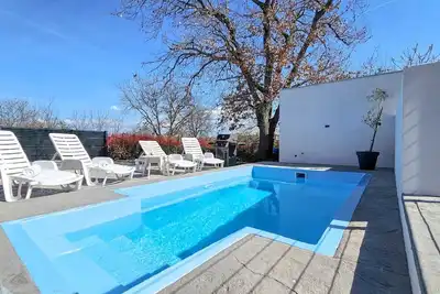 Image de Villa moderne avec chaises longues, barbecue, piscine privée, machine à laver