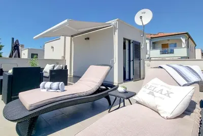 Image de Maison de vacances fascinante avec vue panoramique sur la mer, cuisine en plein air, machine à laver